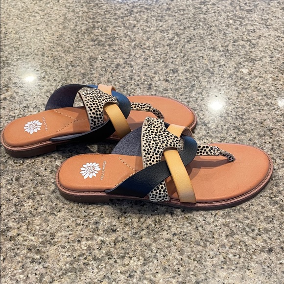 Yellow Box Leopard and Black Sandals size 8 - Picture 4 of 7
